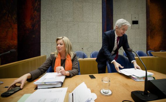De ministers Hennis-Plasschaert (links) en Plasterk (rechts) voorafgaand aan het NSA-debat vandaag in de Tweede Kamer.
