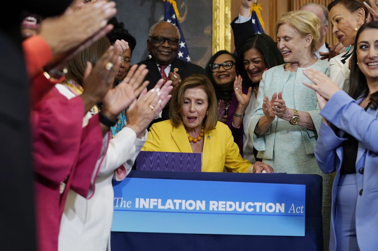 Voorzitter van het Amerikaanse Huis van Afgevaardigden Nancy Pelosi tekent de Inflation Reduction Act of 2022.