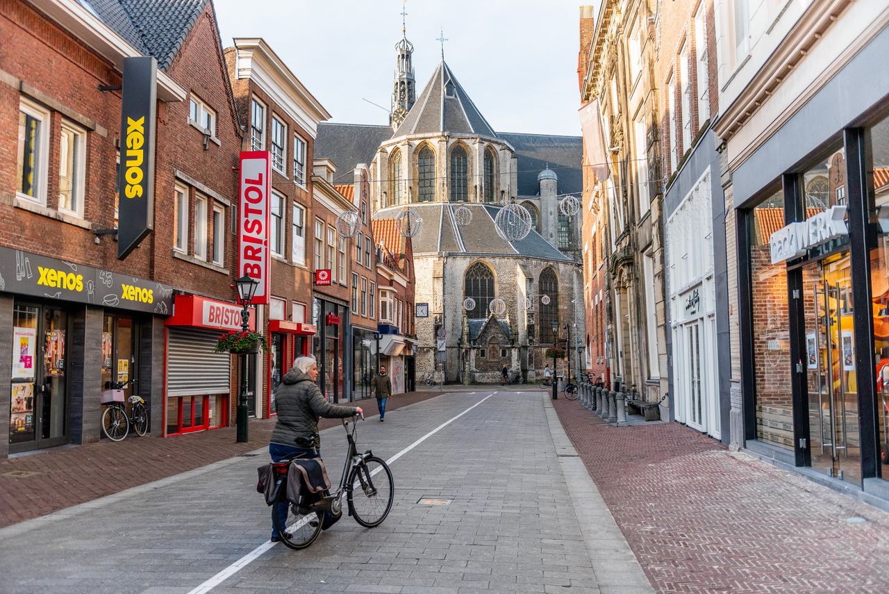 Langestraat in Alkmaar. De normaal drukke winkelstraat ligt er, vanwege de lockdown, verlaten bij.