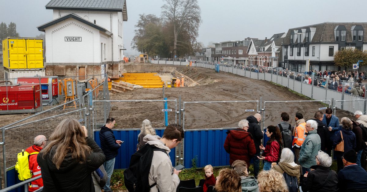 Een livestream en honderden mensen volgen hoe het historische station van Vught veertien meter verpl