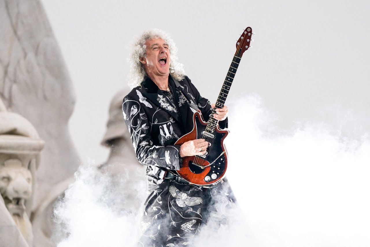 <b></b>Kunstenaar Grayson Perry en Queen-gitarist Brian May zijn voortaan <b>Sir</b> 