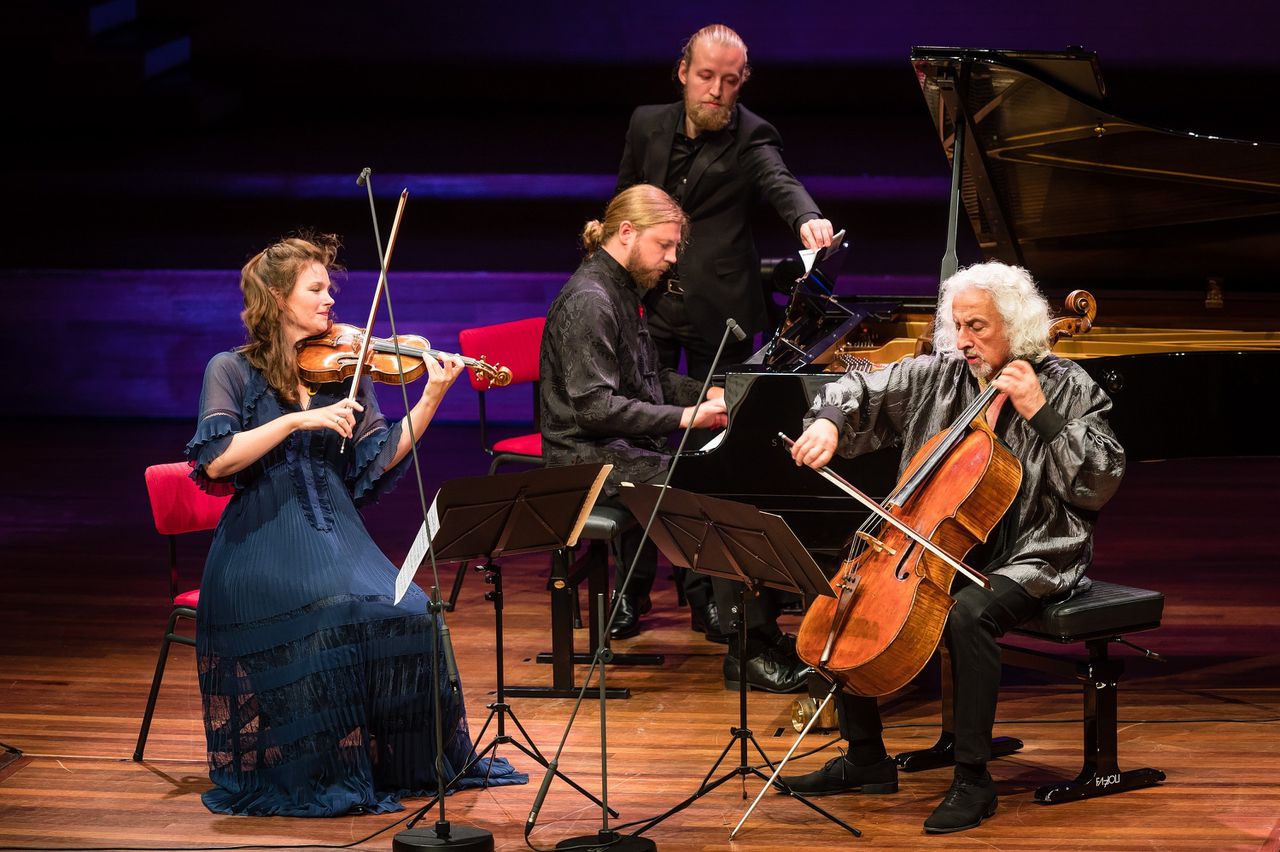 Janine Jansen (links) met Denis Kozhukhin (vleugel) en Mischa Maisky (cello) tijdens Tsjaikovski’s ‘Pianotrio in a klein’.