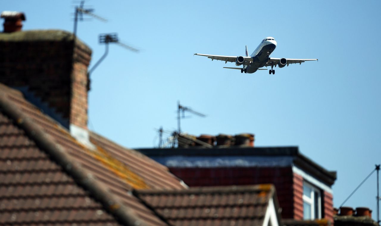 Een vliegtuig onderweg naar Heathrow zet de landing in.