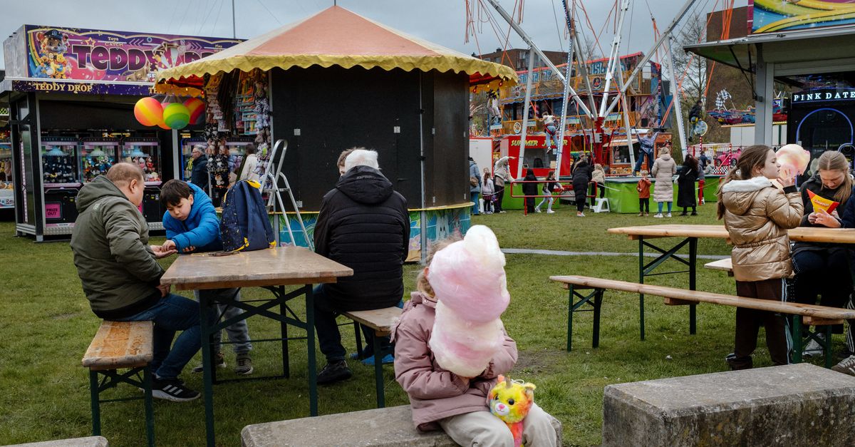 Hoge olieprijs leidt tot dilemma’s op de kermis: je wilt je publiek niet wegjagen met dure suikerspinnen en knuffels, maar ‘we moeten wel kunnen ondernemen’