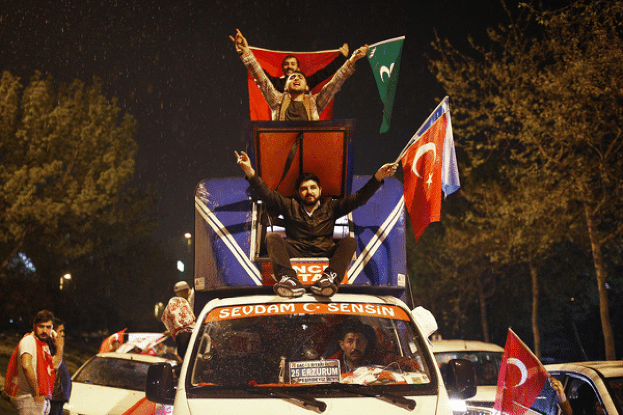Turkije viert feest, én demonstreert 