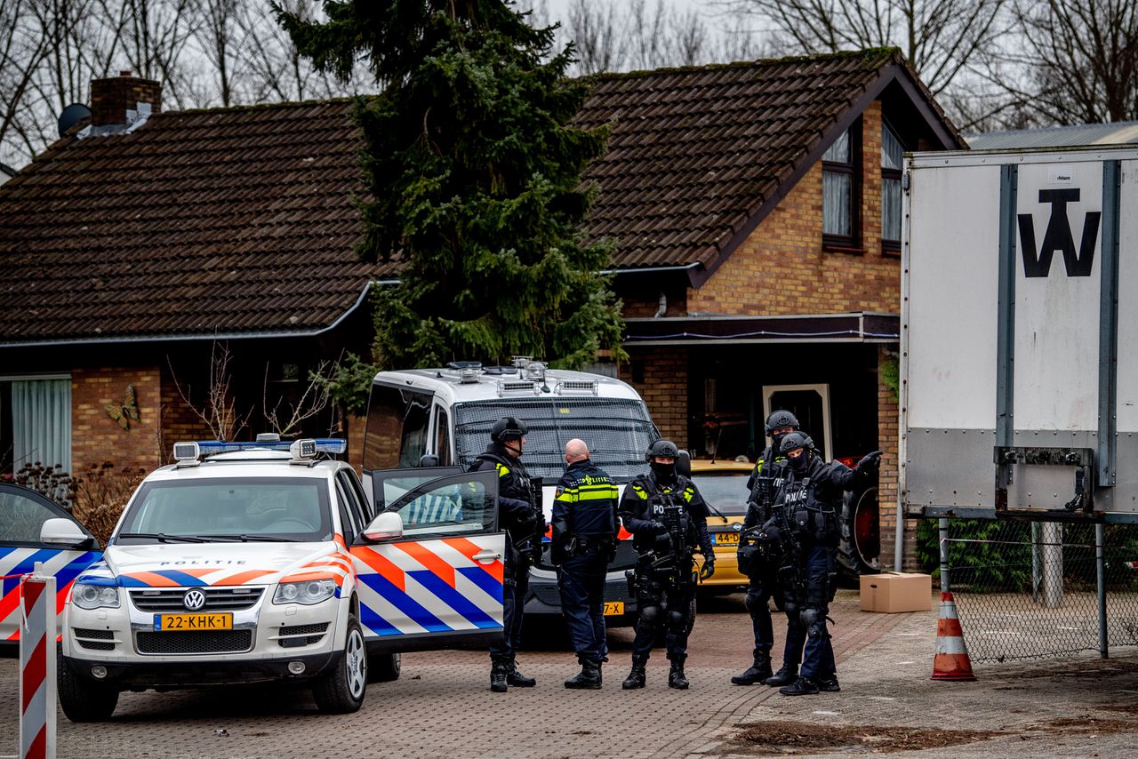 Een speciale eenheid van de politie op een industrieterrein in Utrecht waar zijn drugs en munitie zijn gevonden.