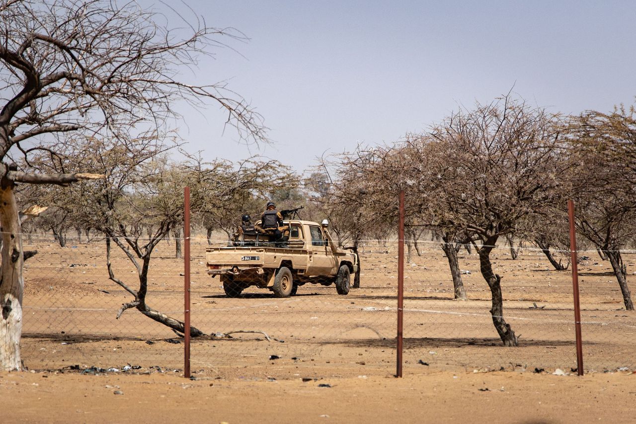 Een legervoertuig patrouilleert in het noorden van Burkina Faso langs de grens met Mali, beeld uit februari.