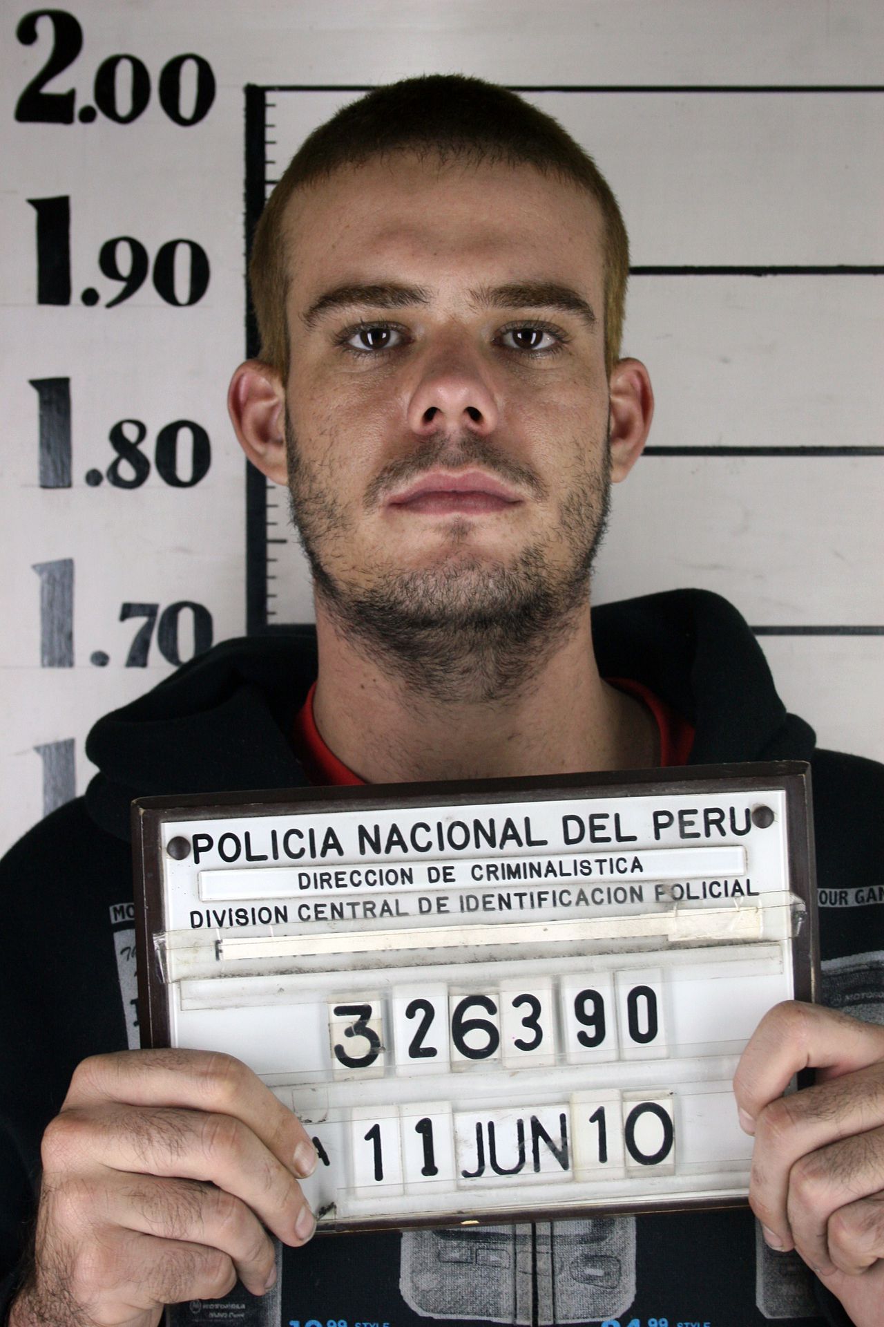 Handout photo released by Peruvian America Television, channel 4, taken on June 11, 2010, of confessed killer Dutch Joran van der Sloot, holding an inmate number at the prosecutor’s office in Lima, moments before he was transferred to the Miguel Castro Castro prison in the outskirts of the city. Van der Sloot, 22, was charged with the murder of Peruvian Stephany Flores, 21. US investigators also are following Van der Sloot for the disappearance of US Natalee Holloway in Aruba in 2005, when he was acquitted for lack of proof. AFP PHOTO / AMERICA TELEVISION