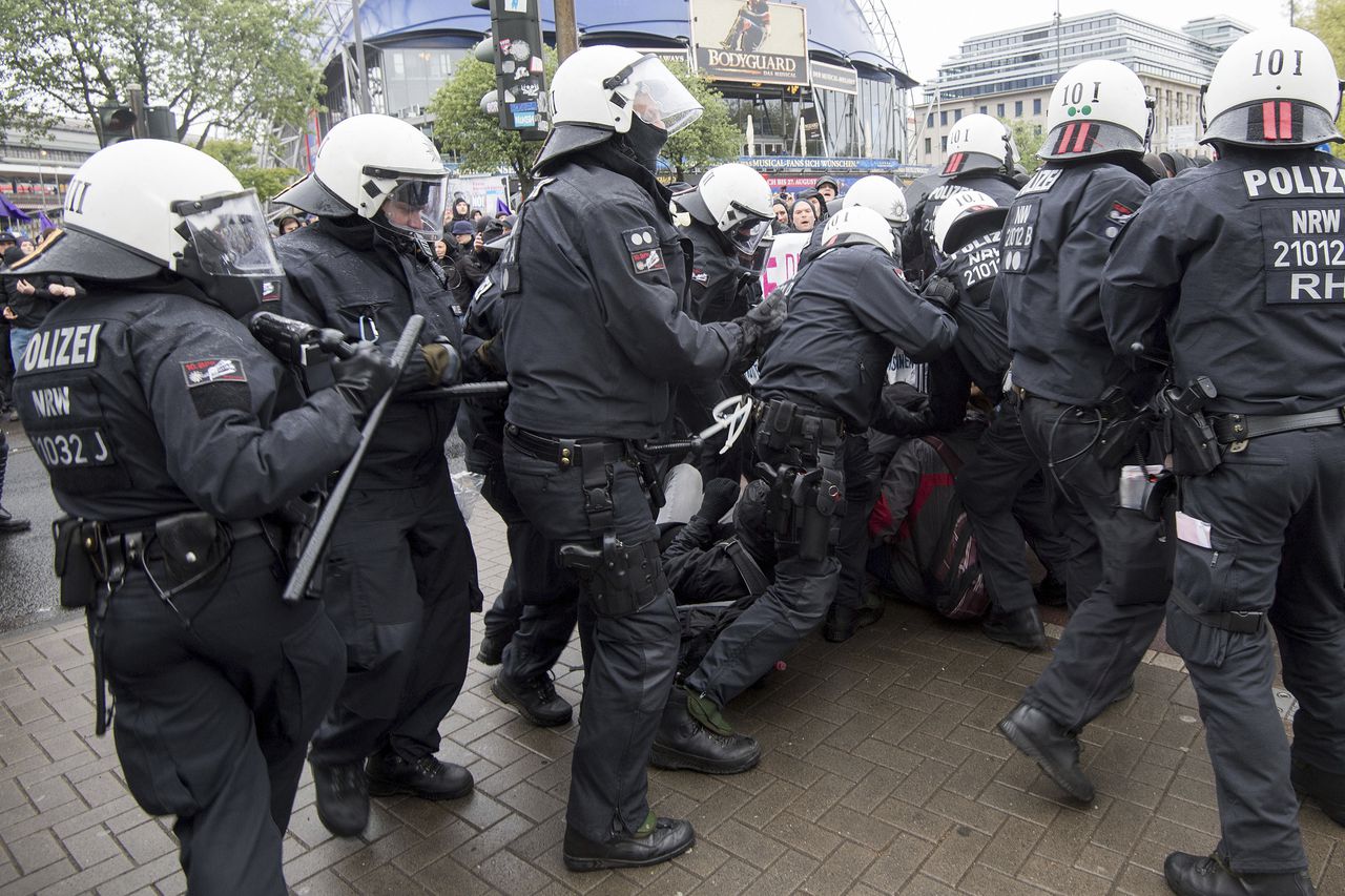 Twee Duitse agenten gewond tijdens anti-AfD protest 