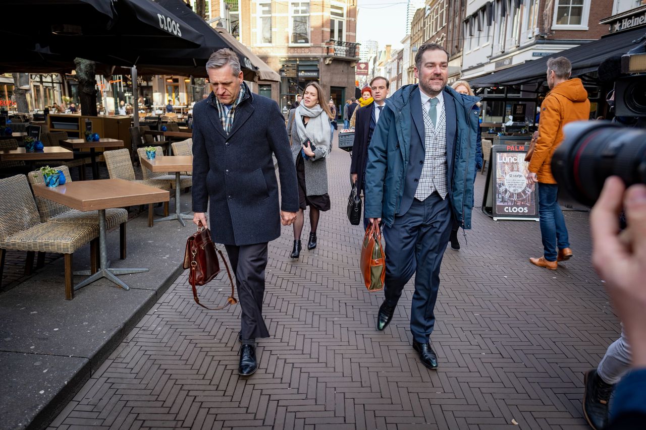 Sybrand Buma (CDA) en Klaas Dijkhoff (VVD) dinsdag na het overleg bij staatssecretaris Mark Harbers (Justitie en Veiligheid,VVD)