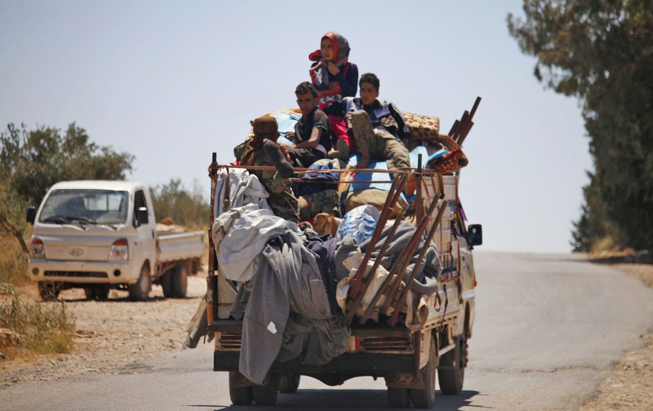 Syriërs vluchten uit door de oppositie bezet gebied rond Daraa.