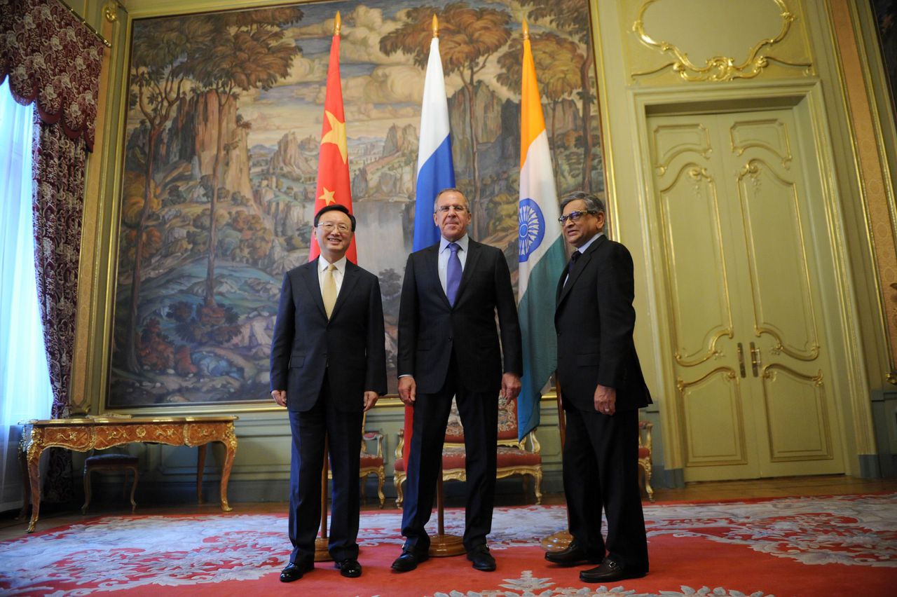 De Russische minister van Buitenlandse Zaken Sergei Lavrov (midden) met zijn Chinese en Indiase ambtgenoten, Yang Jiechi (links) en S.M. Krishna. De drie spraken elkaar vandaag in Moskou na de mislukte Noord-Koreaanse raketlancering.