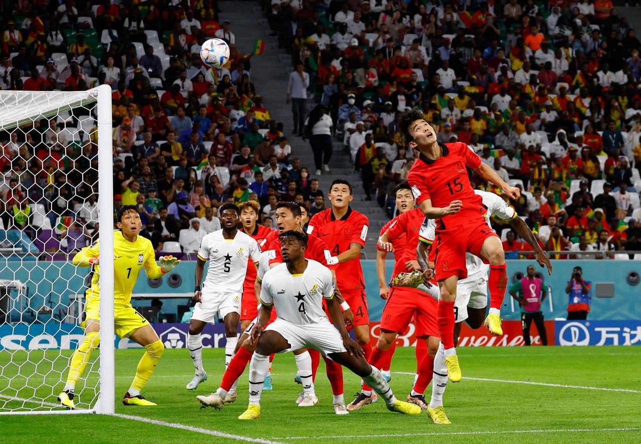 Een luchtduel tijdens de WK-wedstrijd Zuid-Korea-Ghana.