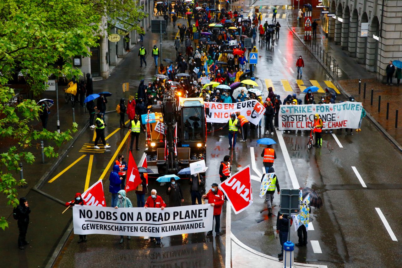 Betogers in het Zwitserse Zürich komen in actie voor een stringenter klimaatbeleid.