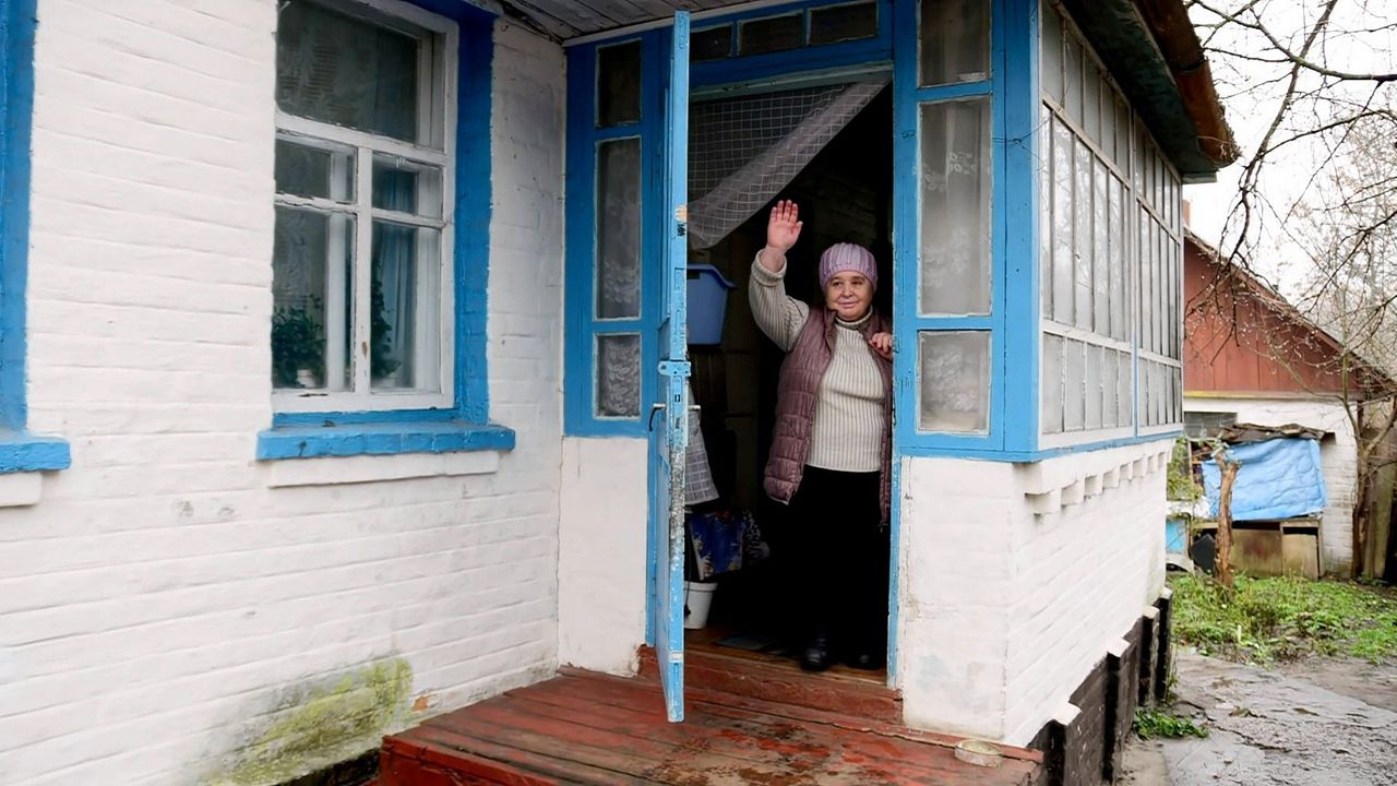 Valentina woont gewoon weer in haar huis met blauwe deur in spookstad Pripyat 