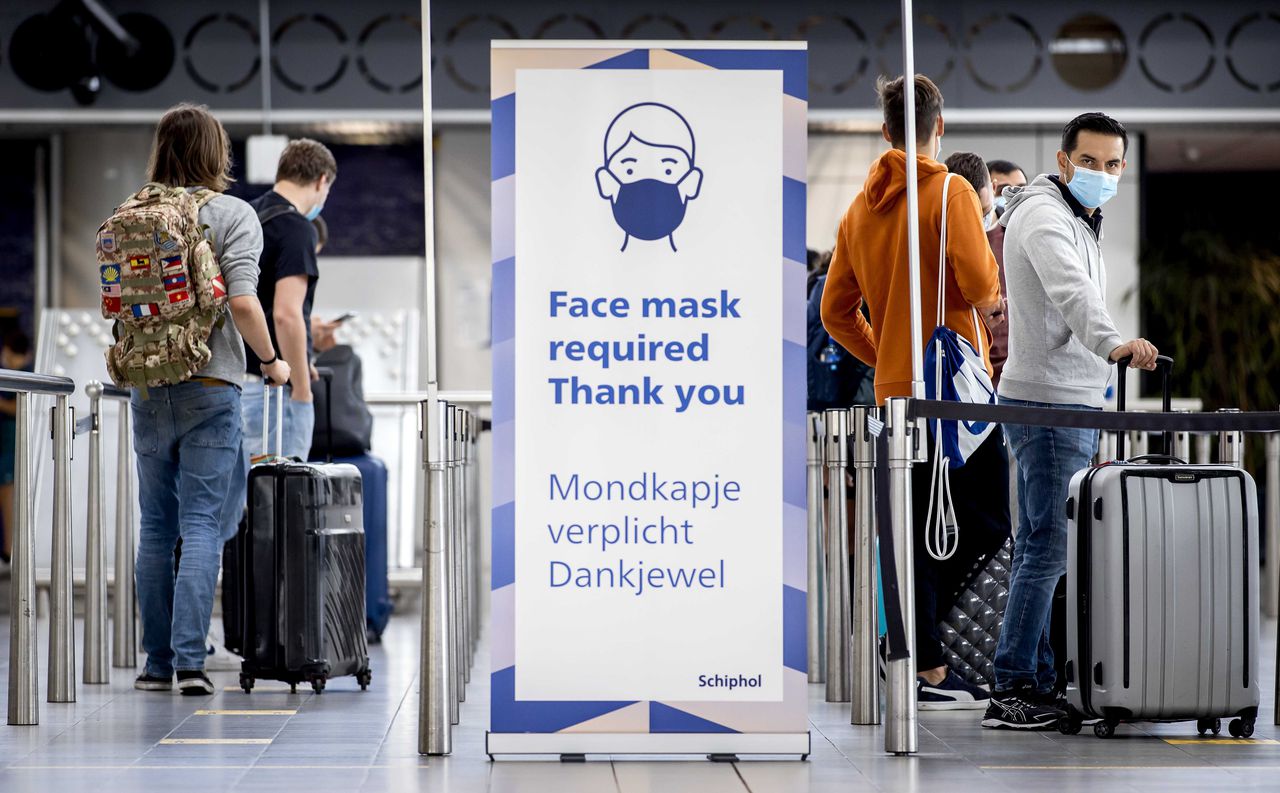 Reizigers op luchthaven Schiphol.
