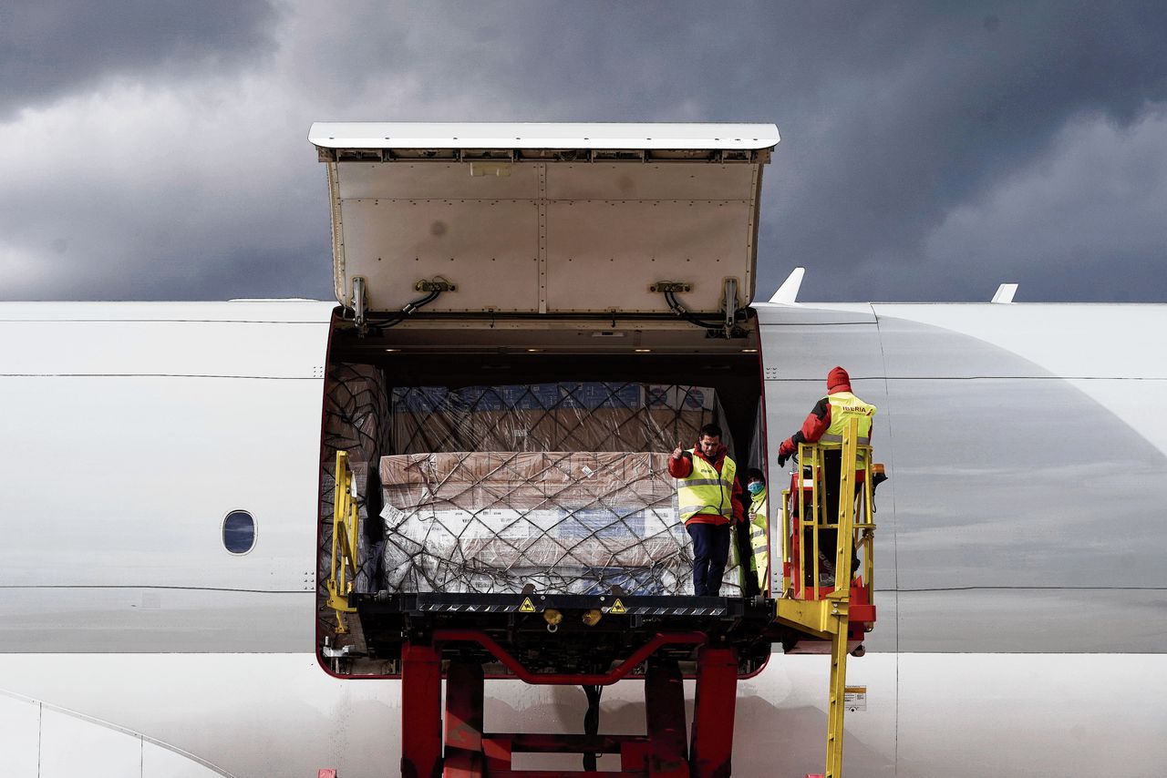 Hulpgoederen uit China komen aan op Barajas Airport in Madrid.