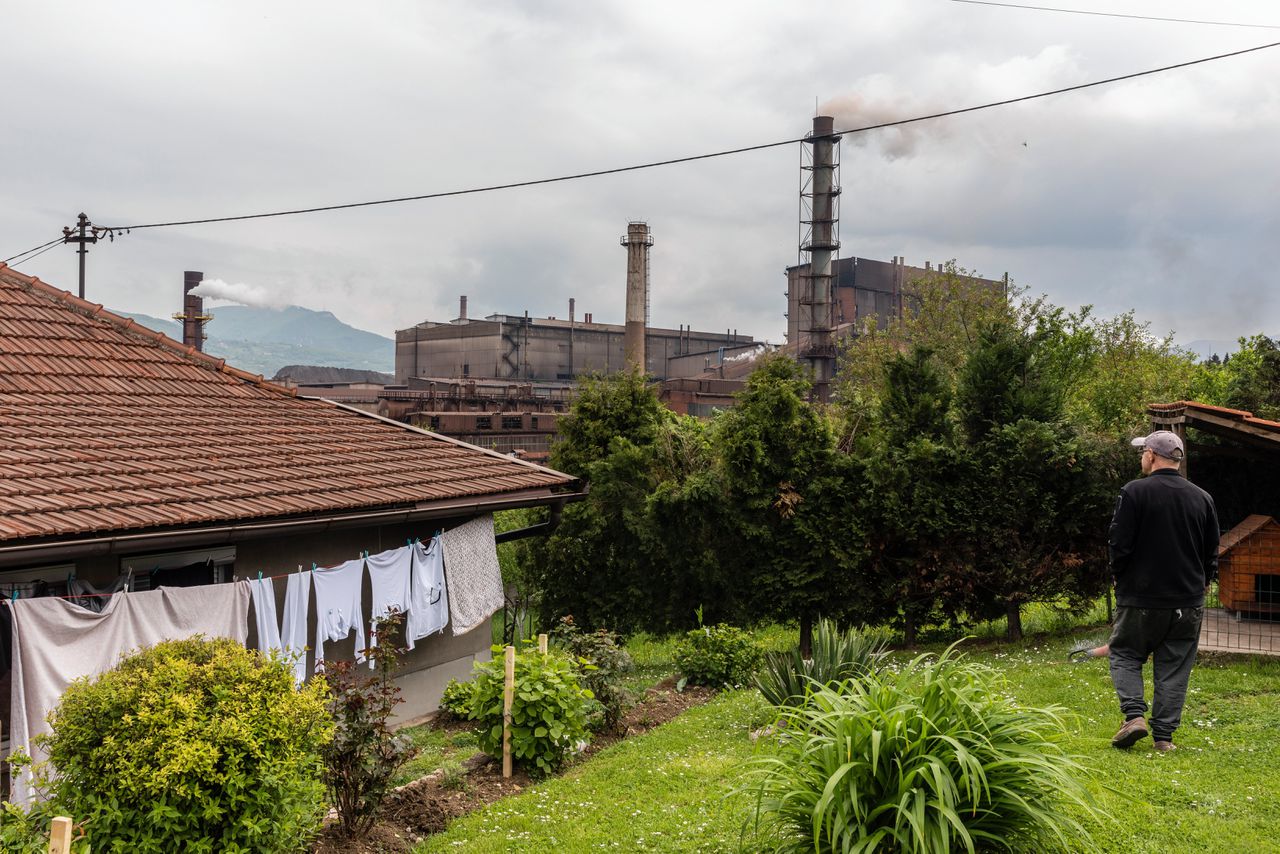 De omwonenden van de Bosnische ArcelorMittal-fabriek durven hun spinazie niet in de open lucht te telen 