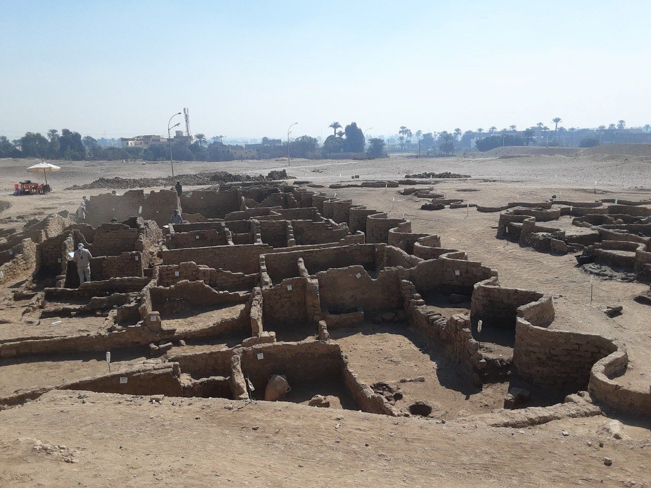 Op de west-oever van de Nijl bij Luxor hebben archeologen resten van ruim drieduizend jaar oude gebouwen gevonden die horen bij de oude hoofdstad van de farao Amenhotep III. Een grote groep gebouwen was omringd door een karakteristieke golfvormige muur, met maar één ingang.