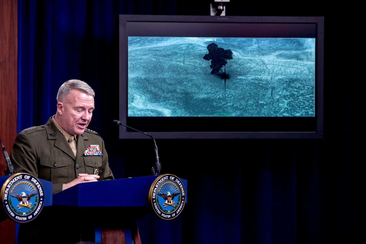 Kenneth McKenzie, commandant van de Amerikaanse strijdkrachten, toont de beelden van de aanval op IS-leider Al-Baghdadi.