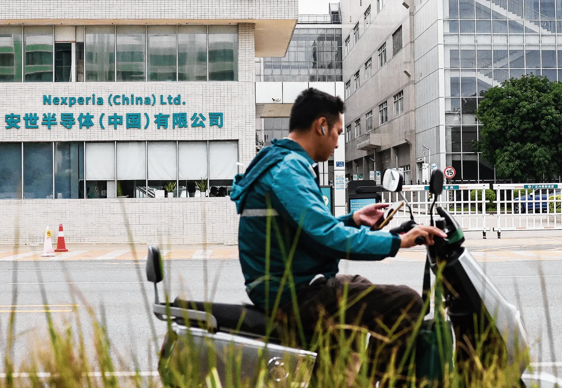 On 18 September 2025, officials at the Ministry of Economic Affairs received the first indications of „improper transfers of money, technology and knowledge to an entity outside the Nexperia Group,” as Minister Karremans would later describe it in a letter to parliament.