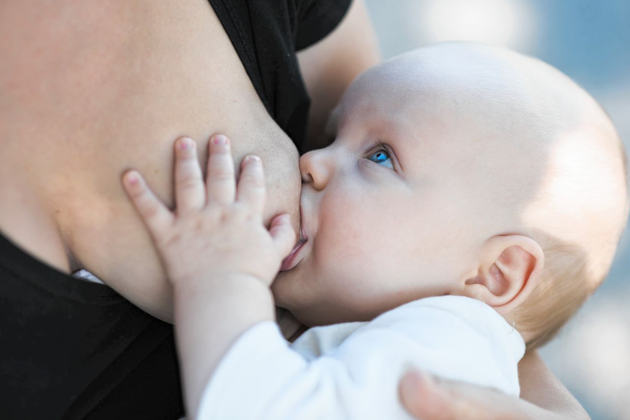 Baby drinkt met moedermelk ook nuttige bacteriën 