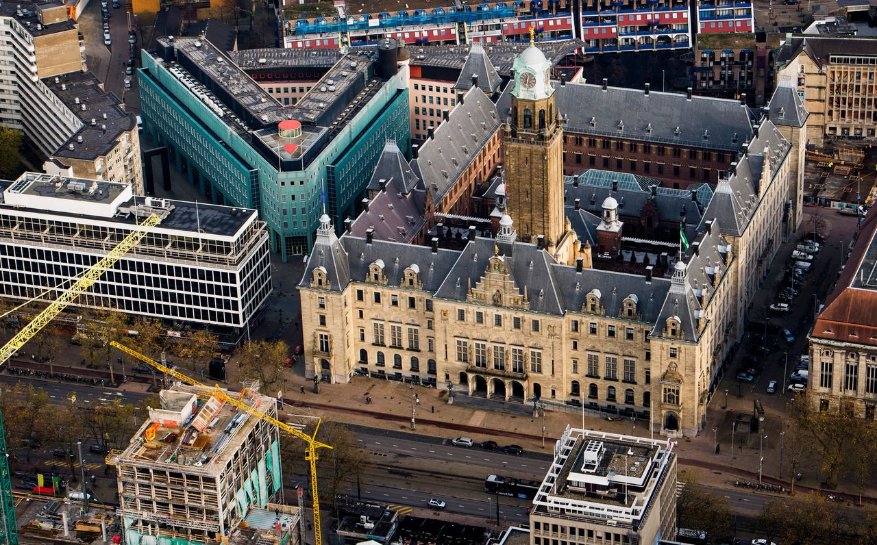 Foto van het stadhuis aan de Coolsingel in het centrum van Rotterdam.