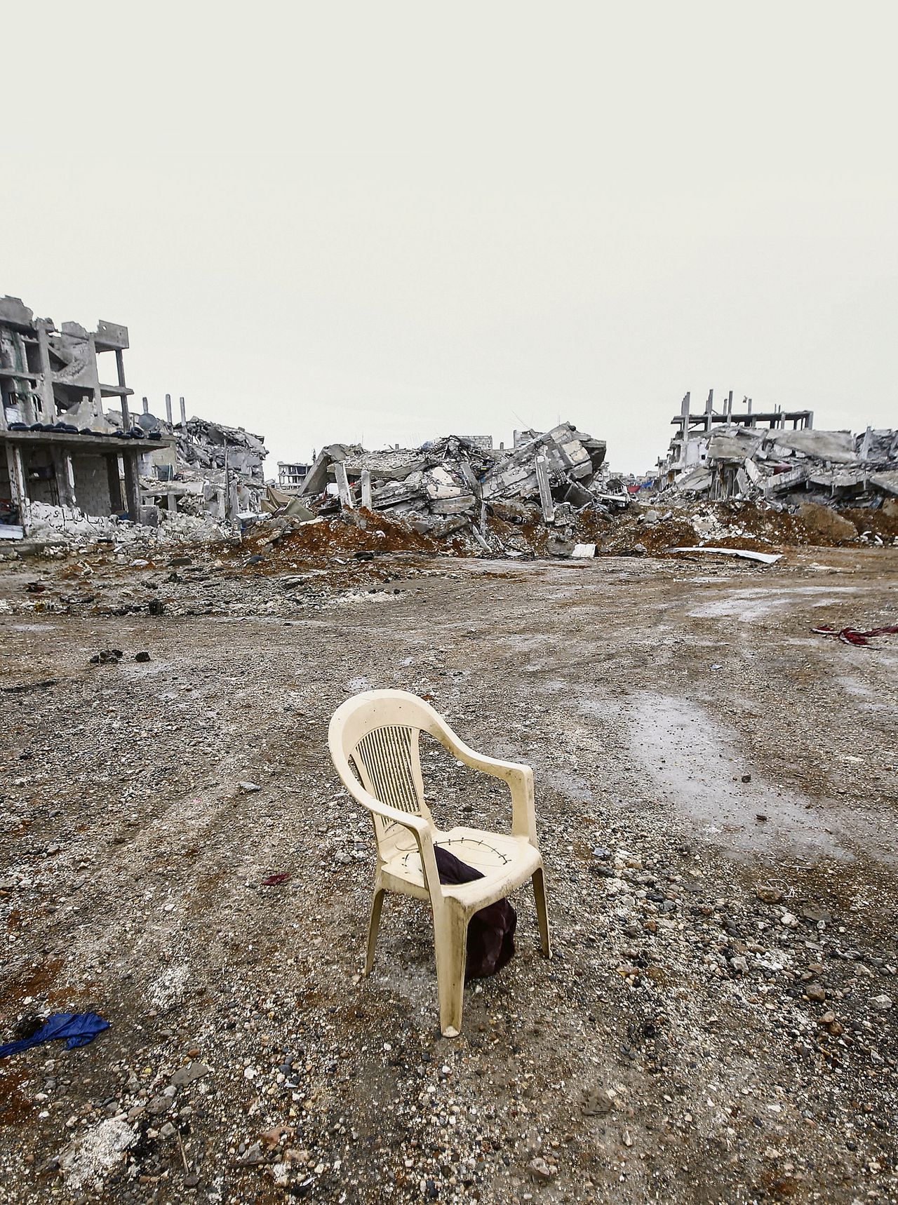 Een plastic stoel voor verwoeste gebouwen in de Syrische stad Kobani.