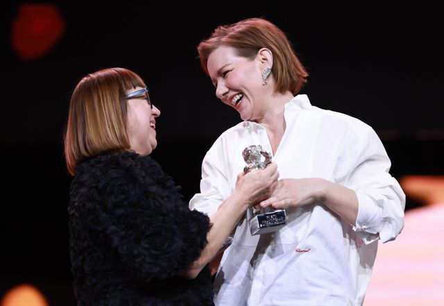 De Duitse actrice Sandra Hüller (r) krijgt de Zilveren Beer voor Beste dragende rol voor de film ‘Rose’, uit handen van jurylid Ewa Puszczynska.  