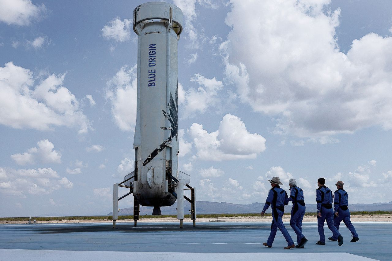 In juli was Amazon-oprichter Jeff Bezos een van de passagiers tijdens de eerste bemande vlucht van zijn ruimtevaartbedrijf Blue Origin. Een NASA-contract voor het bouwen van een maanlander ging naar concurrent SpaceX, van Elon Musk.