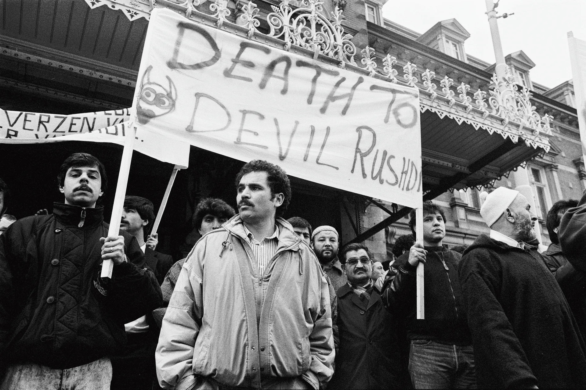 Foto van protest tegen Rushdie