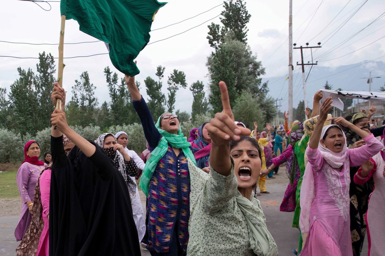 Grote demonstratie om intrekken autonomie Kashmir 
