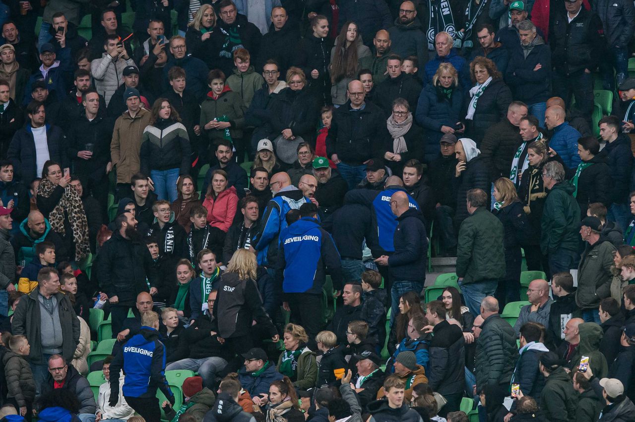 FC Groningen – NEC gestaakt nadat grensrechter wordt geraakt door beker vanuit publiek 