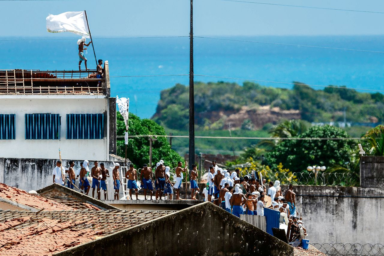Gedetineerden zwaaien met een witte vlag tijdens een opstand in een gevangenis nabij de Braziliaanse stad Natal.