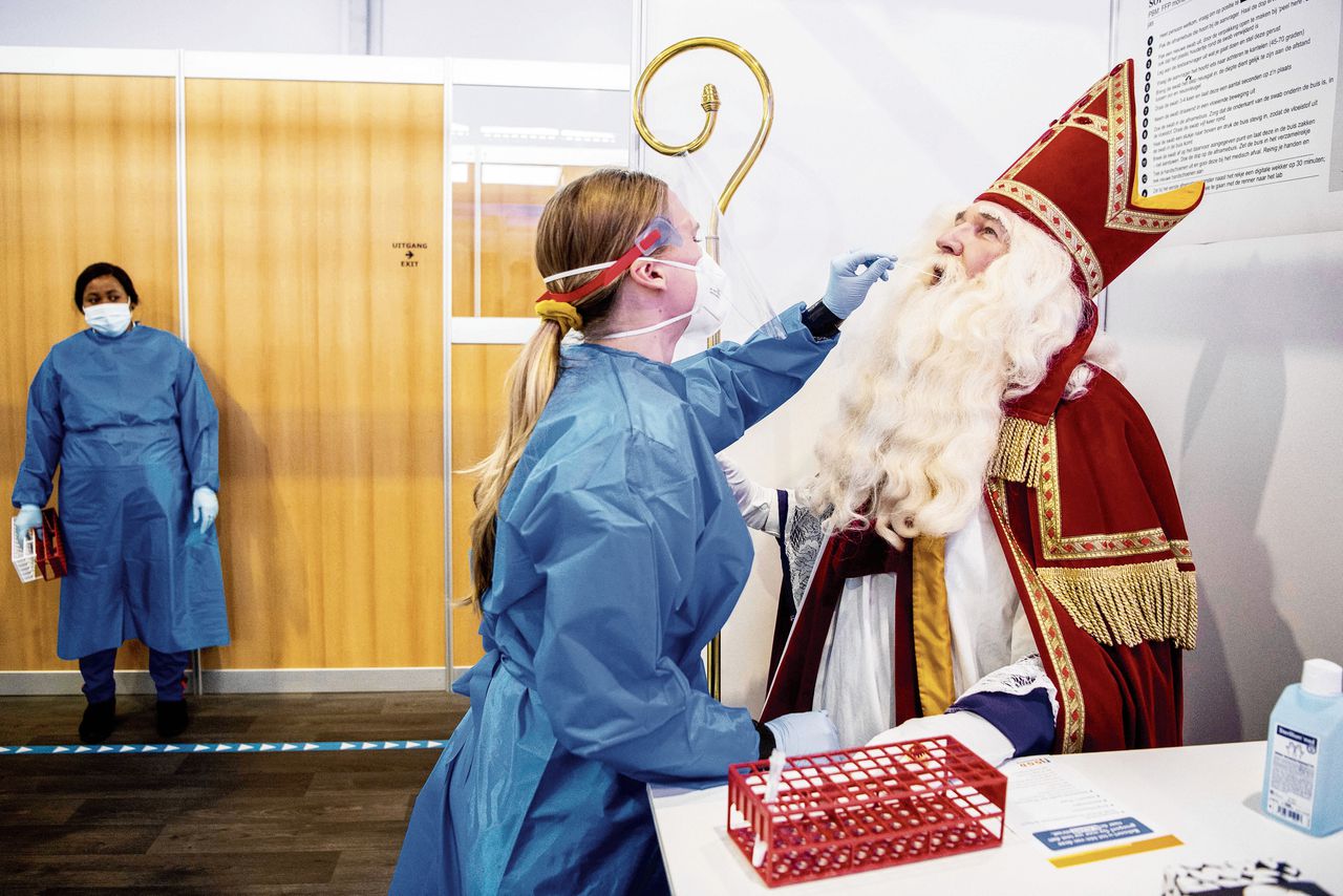 Sinterklaas wordt getest op corona in de teststraat van Schiphol.