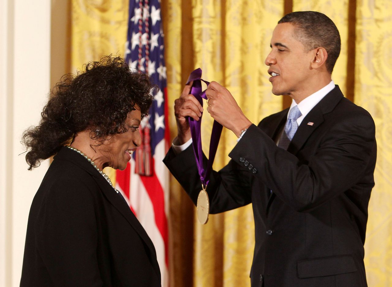 Jessye Norman krijgt de National Medal of Arts in 2009 uit handen van toenmalig president Barack Obama.