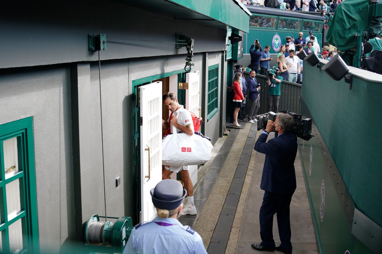 Roger Federer verlaat het centercourt van Wimbledon na zijn nederlaag woensdag in de kwartfinale tegen de Pool Hubert Hurkacz.