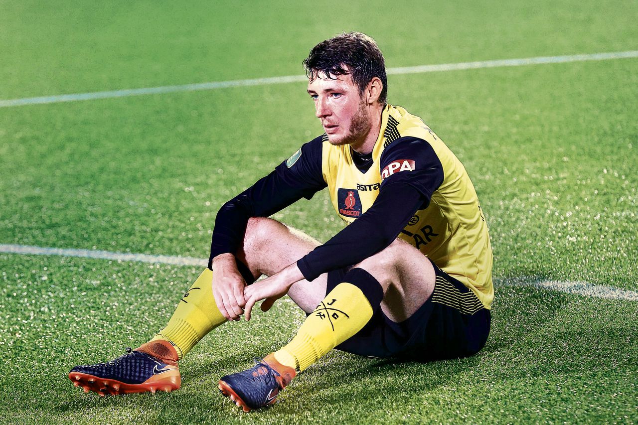 Patrick Banggaard van Roda JC blijft teleurgesteld achter op het veld nadat hij met zijn club is gedegradeerd.