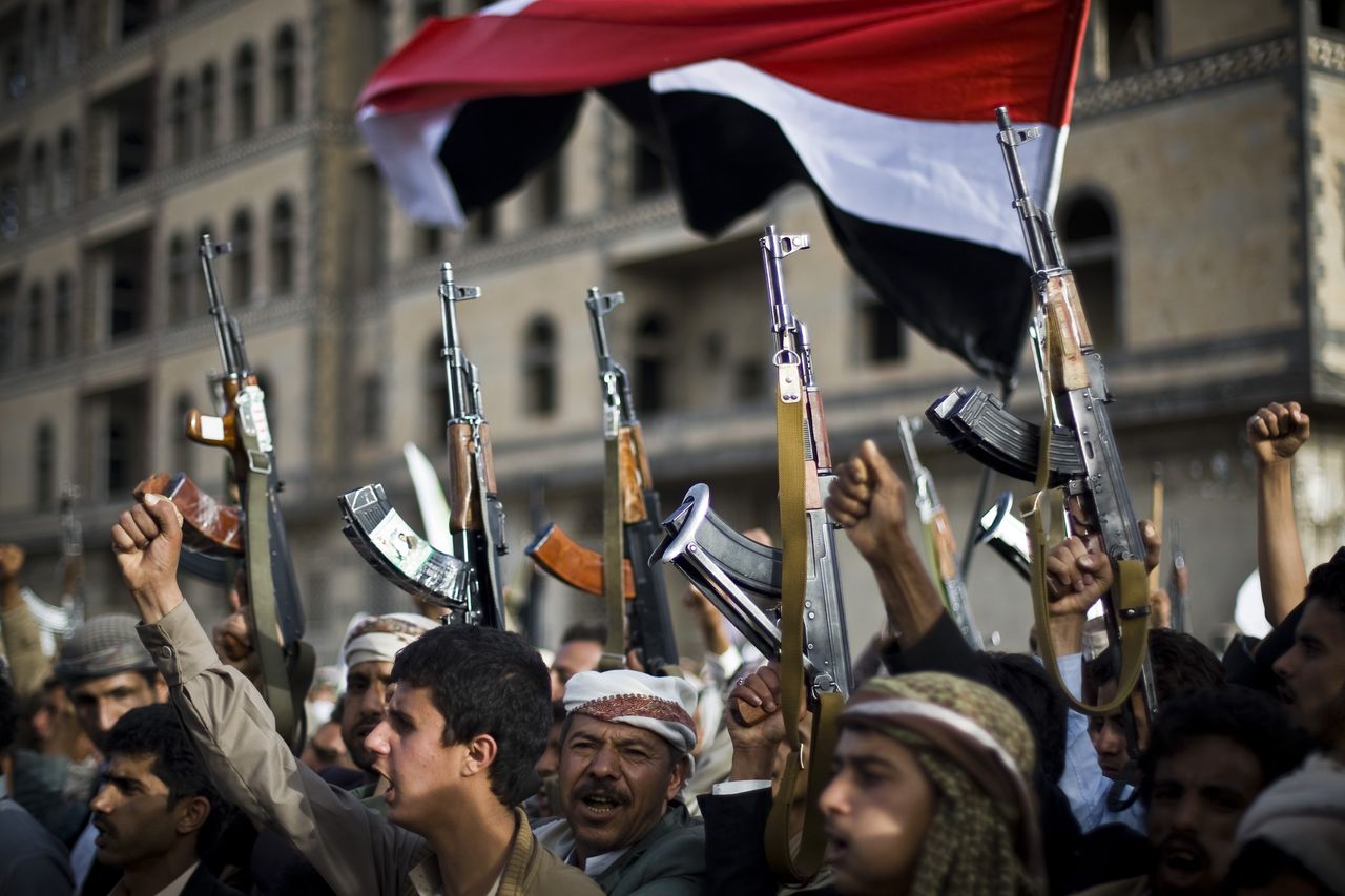 Houthi-rebellen tijdens een protest in de Jemenitische hoofdstad Sana'a tegen de bombardementen van de internationale coalitie.