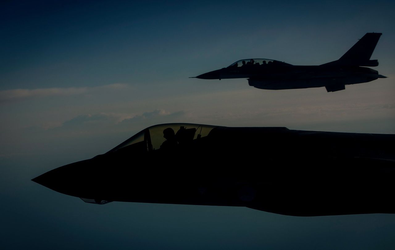 Een F-35 en, daarachter, een F-16 boven de Noordzee. In mei 2016 brachten twee F-35â€™s een bezoek aan luchtmachtbasis Leeuwarden, waar de eerste operationele F-35â€™s in 2019 worden gestationeerd.
