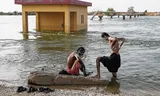 Aan de uit de oevers getreden rivier in de Pakistaanse provincie Sindh baden ontheemden.