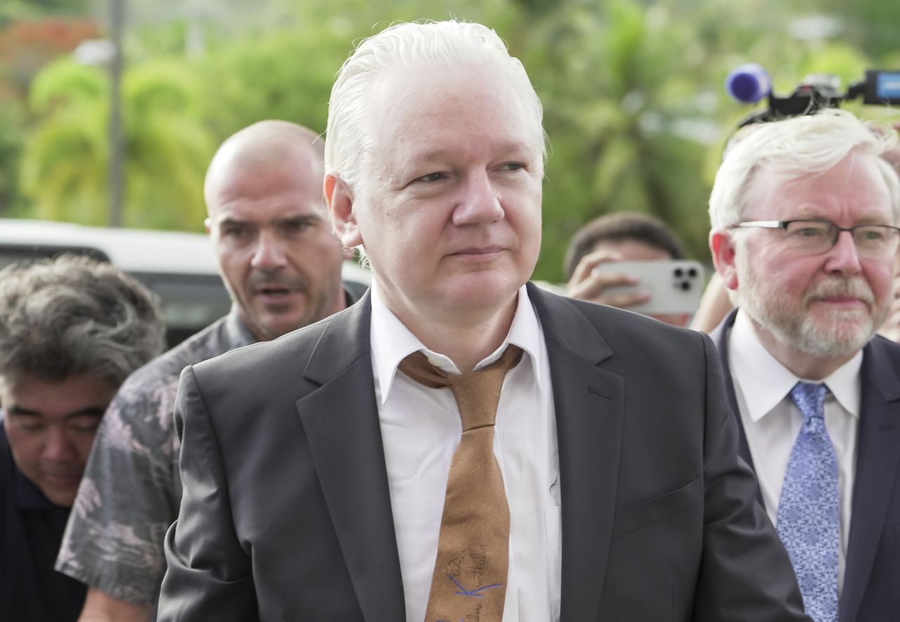 Assange bekent schuld in rechtbank op Amerikaanse eiland Saipan 