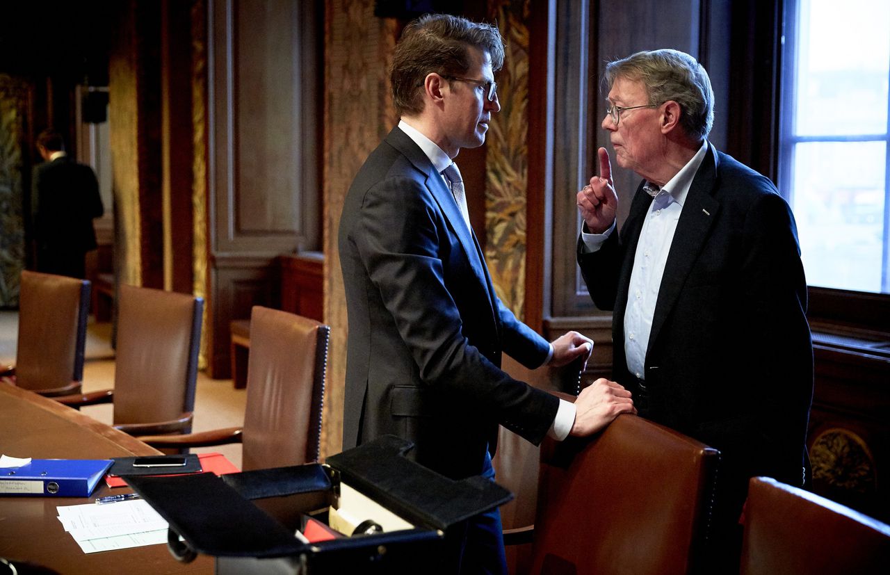 OSF-senator Hendrik ten Hoeve (rechts), hier in gesprek met staatssecretaris Sander Dekker (VVD).