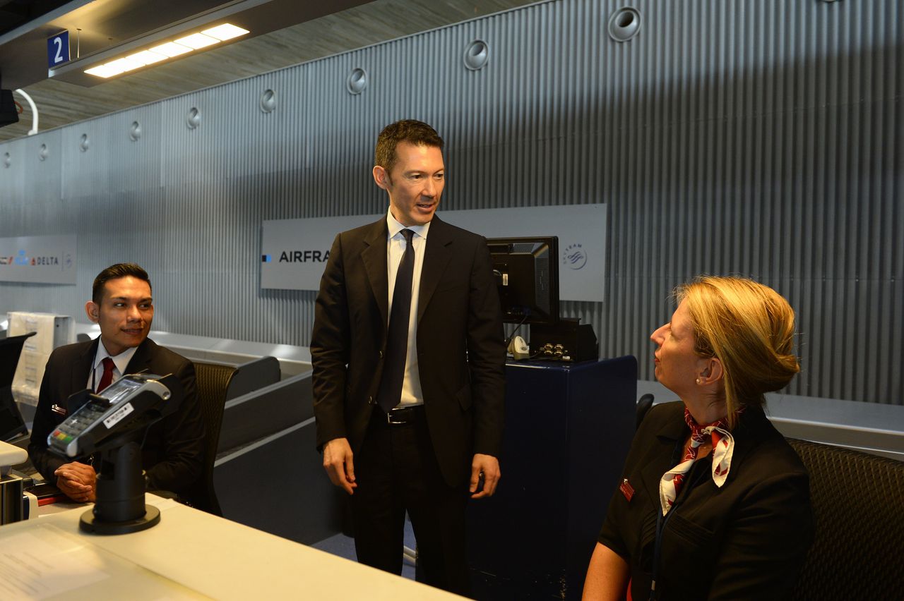 De kersverse topman Ben Smith (midden) van luchtvaartmaatschappij Air France-KLM maakt kennis met het personeel van Air France.