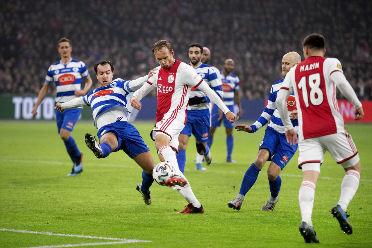 Siem de Jong scoort voor Ajax de 1-0 tegen Spakenburg.