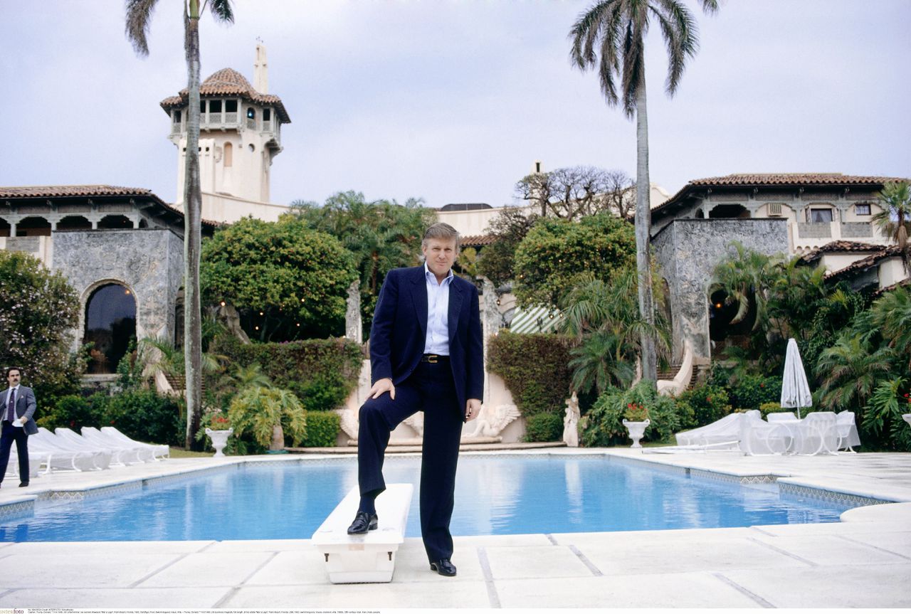 Donald Trump bij het zwembad van Mar-a-Lago in 1992.