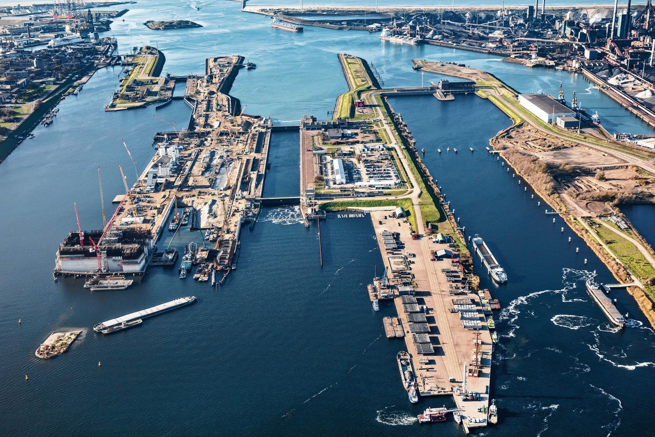 Tegenvallers bij de bouw van de nieuwe zeesluis in IJmuiden hebben de koers van VolkerWessels onder druk gezet.