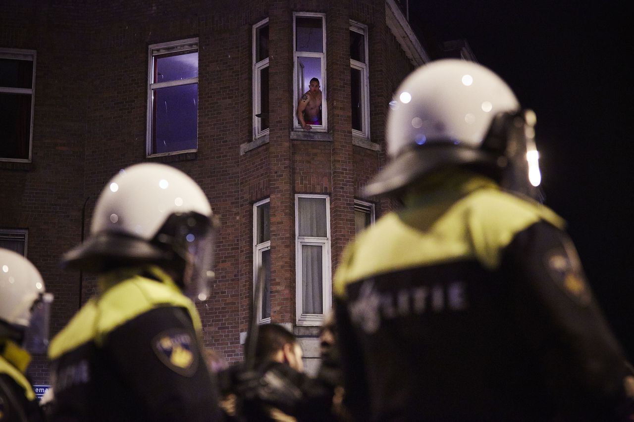 De Mobiele Eenheid bij de rellen in de Haagse Schilderswijk
