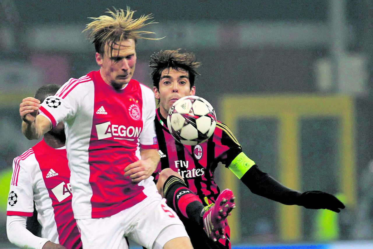 De Deense middenvelder Christian Poulsen van Ajax in duel met de Braziliaanse aanvaller Kaká van AC Milan.