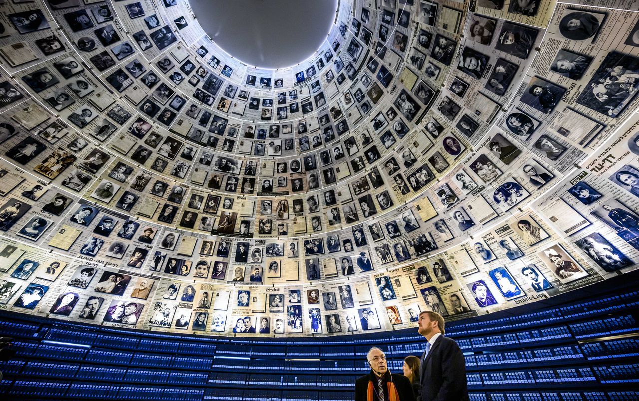 Koning Willem-Alexander krijgt een rondleiding door het Yad Vashem-museum van Dan Michman, het officiële Israëlische herdenkingscentrum voor Holocaust-slachtoffers.